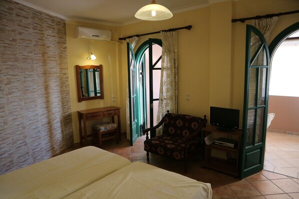 Apartment, 1 Bedroom, Smoking, Balcony | 1 bedroom, iron/ironing board