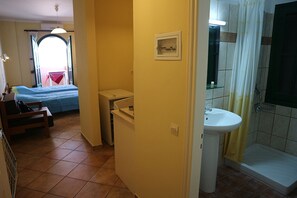 Apartment, 1 Bedroom, Smoking, Balcony | Bathroom