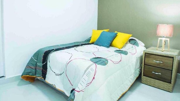 1 chambre, fer et planche à repasser