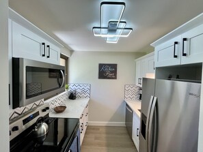 Frigorifero, microonde, forno, piano cottura