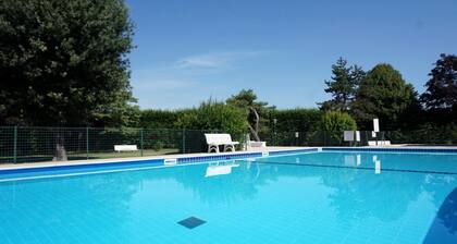 Cosy two - Storey Villa With a Garden and a Shared Swimming Pool