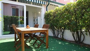 Villa, 3 habitaciones, patio | Restaurante al aire libre