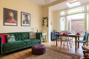 บ้านพัก, 2 ห้องนอน, ลานระเบียง, วิวสวน | ห้อ  งนั่งเล่น