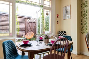 บ้านพัก, 2 ห้องนอน, ลานระเบียง, วิวสวน | ร้านอาหาร