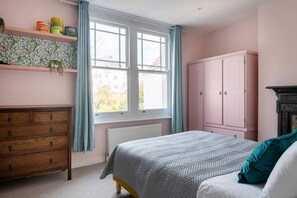 2 bedrooms, travel crib - Bright And Beautiful City Cottage With Courtyard (Brighton)