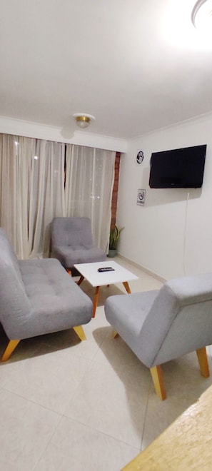 Apartment, 3 Bedrooms, Accessible, Smoking | Living room