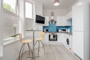 Private kitchen - 1 Bedroom Apartment With Wifi and Parking (Bedford)