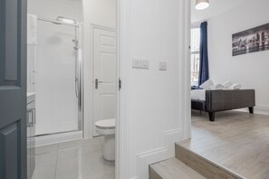 Bathroom - 1 Bedroom Apartment With Wifi and Parking (Bedford)