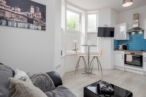 Interior - 1 Bedroom Apartment With Wifi and Parking (Bedford)