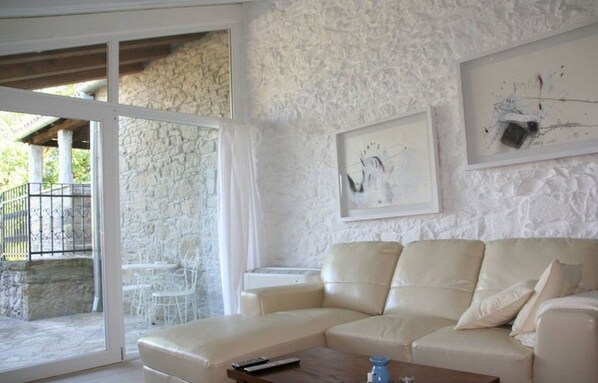 Villa, 3 habitaciones, patio | Área de sala de estar | Chimenea