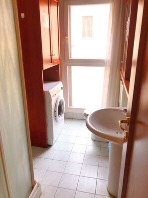Shared Dormitory, 1 Bedroom | Bathroom