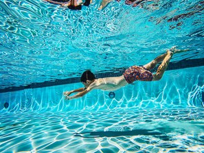 Kolam renang indoor