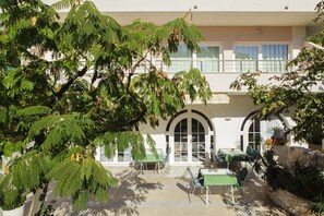 Apartment, 1 Bedroom, Smoking, Garden View | Front of property