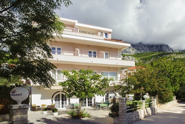 Huoneisto, 1 makuuhuone, tupakointi sallittu, näköala puutarhaan | Majoituspaikan julkisivu