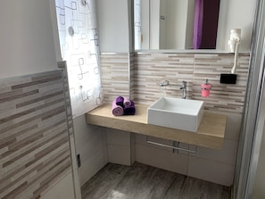 Apartment, 3 Schlafzimmer, Raucher, Stadtblick | Badezimmer