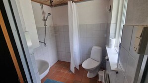 A bathroom with a shower, toilet, and sink. - A Cozy House to Stay in Vandel (Vandel)