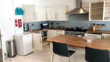 Apartment, 3 Bedrooms, Patio, Garden View | Private kitchen