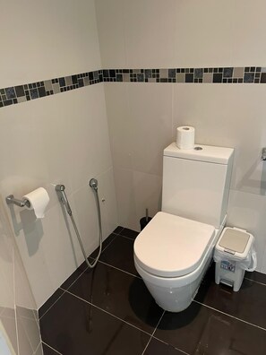 Apartamento, 3 quartos, varanda, vista para o jardim | Banheiro