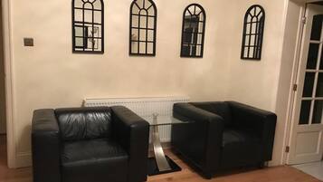 Apartment, 3 Bedrooms, Patio, Garden View | Interior