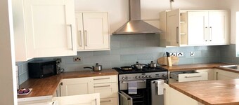 3-bed Semi-detached House, Wifi, Parking, Outdoor Space