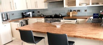 3-bed Semi-detached House, Wifi, Parking, Outdoor Space