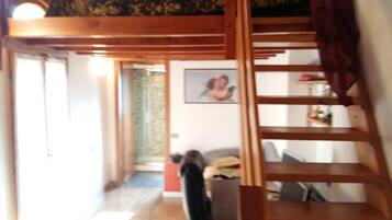 Dormitorio condiviso, 1 camera da letto, fumatori, balcone | Area soggiorno | TV a schermo piatto