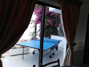 Villa, plusieurs chambres, fumeurs, piscine privée | Balcon