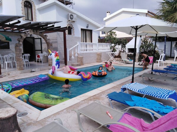 Villa, plusieurs chambres, fumeurs, piscine privée | Extérieur