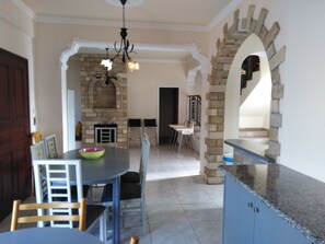 Villa, plusieurs chambres, fumeurs, piscine privée | Coin séjour | Livres