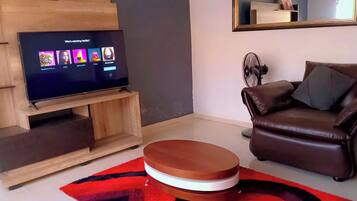 Apartemen, 2 kamar tidur, Boleh Merokok, balkon | Ruang keluarga | TV