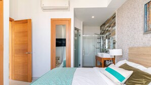 A hotel room with a bed, a bathroom, and a shower area. - Apartamento S1404 - Downtown Santo Domingo (Santo Domingo)