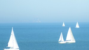Vista sul mare con diversi velieri.