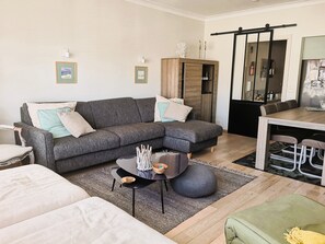 Apartment, 2 Bedrooms, Smoking, Balcony | Living room | TV - Vue Mer, Luxueux T3 Gar, La Noordzee à Votre Porte, 2à 6 Etbébé à Ostende Centre (Ostend)