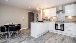 Private kitchen - 1br Apartment, Parking, Wifi, in Town Centre, For Business and Leisure (Bedford)