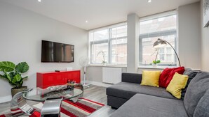 Living room - 1br Apartment, Parking, Wifi, in Town Centre, For Business and Leisure (Bedford)