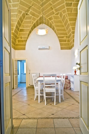 Apartment, 1 Bedroom, Balcony, Ocean View | Dining room