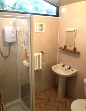 Huis, 2 slaapkamers, patio, uitzicht op tuin | Badkamer