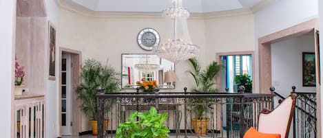 Dormitório compartilhado, 1 quarto, varanda, vista para o jardim | Área de estar | TV