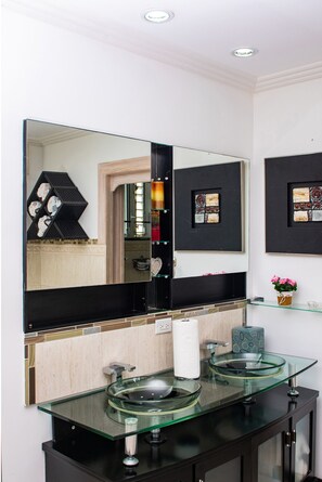 Dormitorio compartido, 1 habitación, patio, vistas al jardín | Baño | Toallas