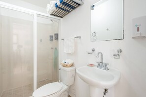 Căn hộ, 3 phòng ngủ | Phòng tắm | Xà phòng, dầu gội 