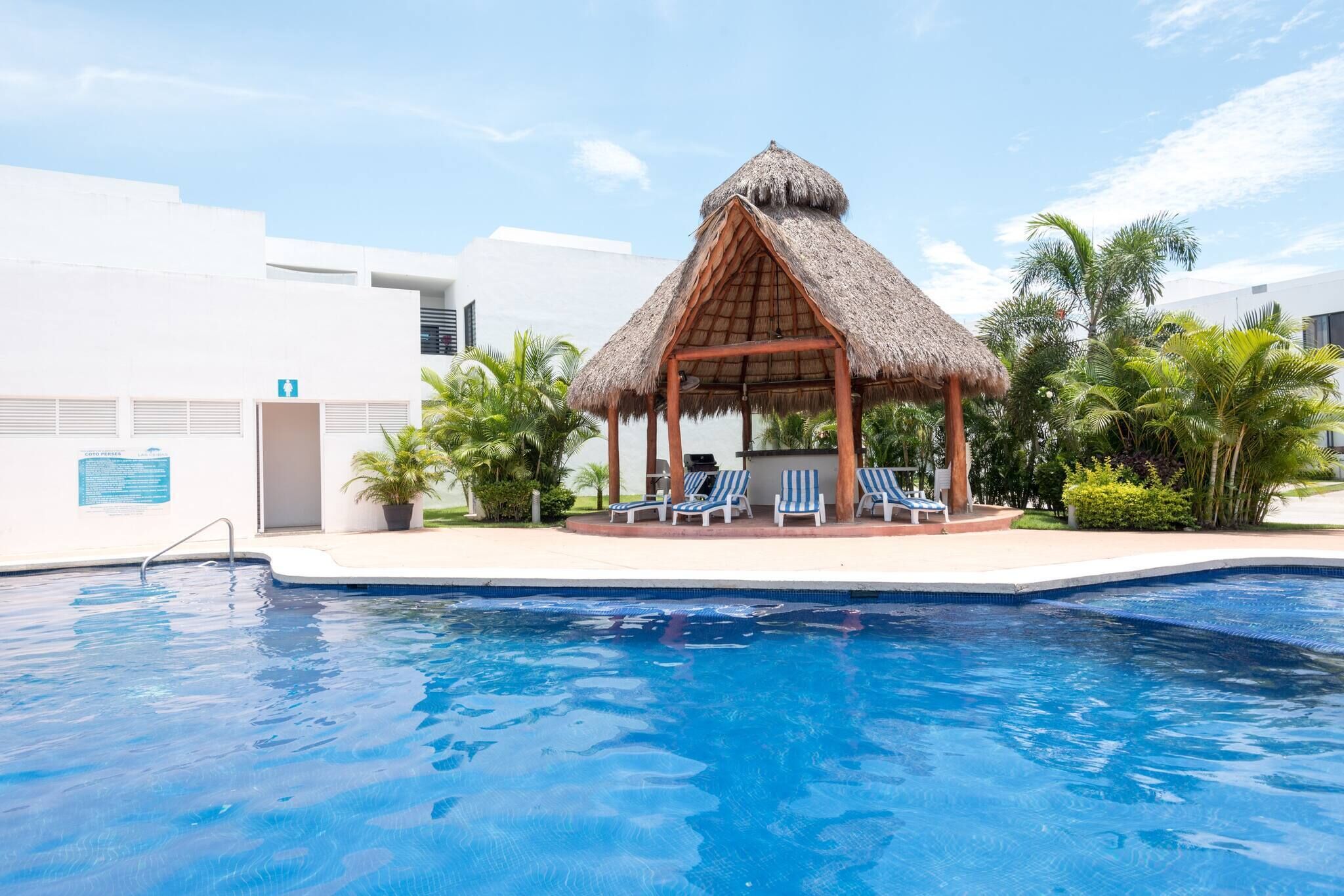 Departamento, 3 habitaciones | Alberca | Alberca al aire libre 