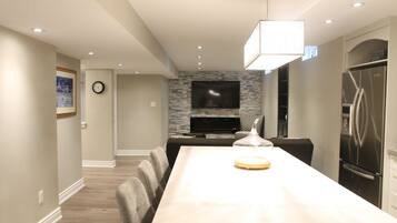 ํ์ฐ์ค, ์นจ์ค 1๊ฐ | ๋ค์ด๋