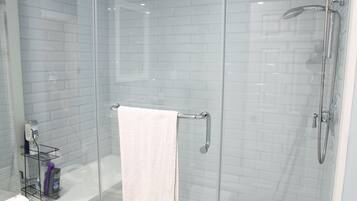 ํ์ฐ์ค, ์นจ์ค 1๊ฐ | ์์ค