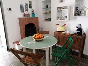 Apartment, 2 Bedrooms, Patio, Garden View | Dining room