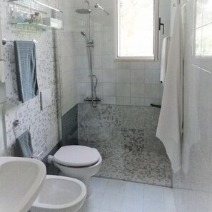 Appartement, 2 chambres, patio, vue jardin | Ăquipements de salle de bain