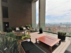 Dormitorio compartido, 1 habitación, con acceso para personas discapacitadas, balcón | Vista frontal de la propiedad