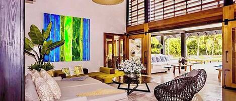 Villa, 5 Bedrooms, Accessible, Smoking | Living room | Books