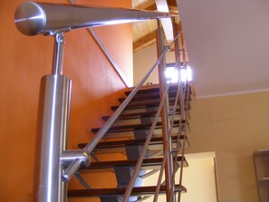A staircase with metal railings and wooden steps. - Villetta Singola a 20metri dal Mare per Soggiorni - Cure Termali Vicino Taormina (Ali Terme)