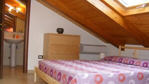 A bedroom with a wooden bed frame, a dresser, a bedside table, and a window with a wooden ceiling. - Villetta Singola a 20metri dal Mare per Soggiorni - Cure Termali Vicino Taormina (Ali Terme)