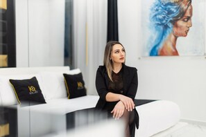 Rum - 1 sovrum - balkong - utsikt mot staden | 1 sovrum och minibar